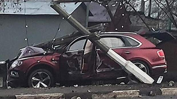 Бывший депутат, который уже бегал по городу в трусах и с пистолетом, устроил пьяные гонки и разбил в хлам дорогущую Bentley