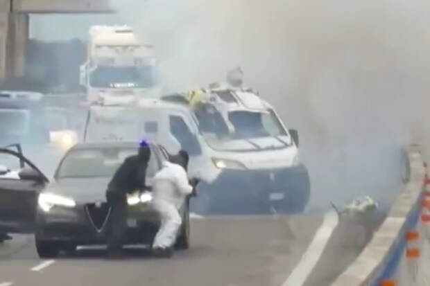 Неизвестные перекрыли движение с помощью горящих машин и ограбили автомобиль инкассаторов