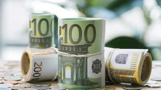 Курс евро опустился ниже 75 рублей впервые с марта 2020 года