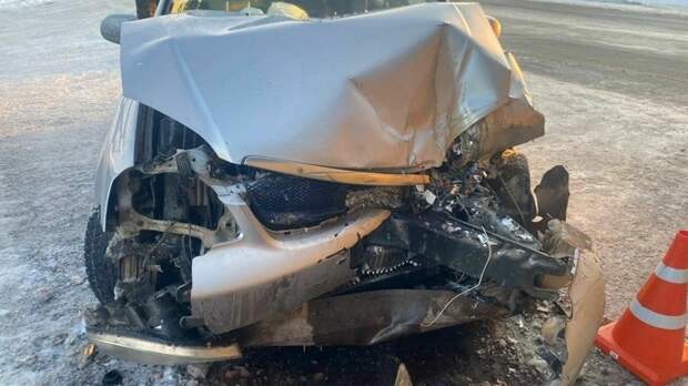 Школьный автобус и легковушка столкнулись на трассе Ижевск — Сарапул