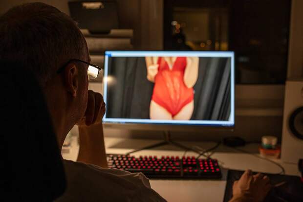 Девушка застукала парня за просмотром порно в ванной и приревновала