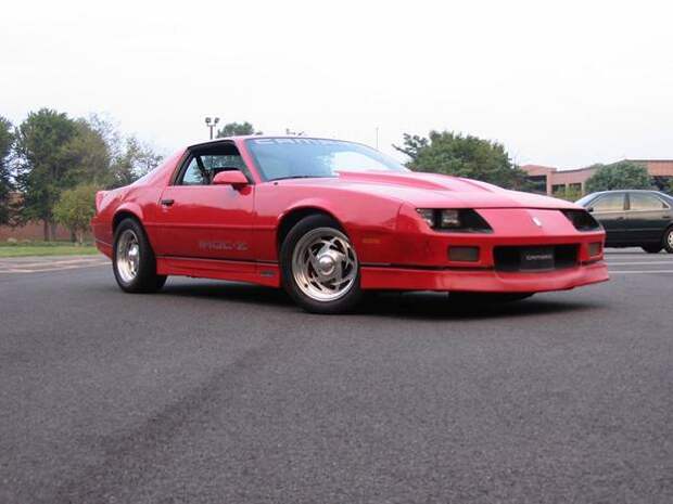 Chevrolet Camaro IROC-Z 1985 перед