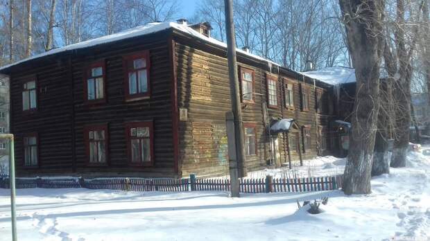 В Свердловской области в жилом доме обрушился потолок