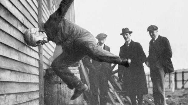 Испытание шлемов для пилотов, 1912 год Испытание шлемов для пилотов, 1912 год