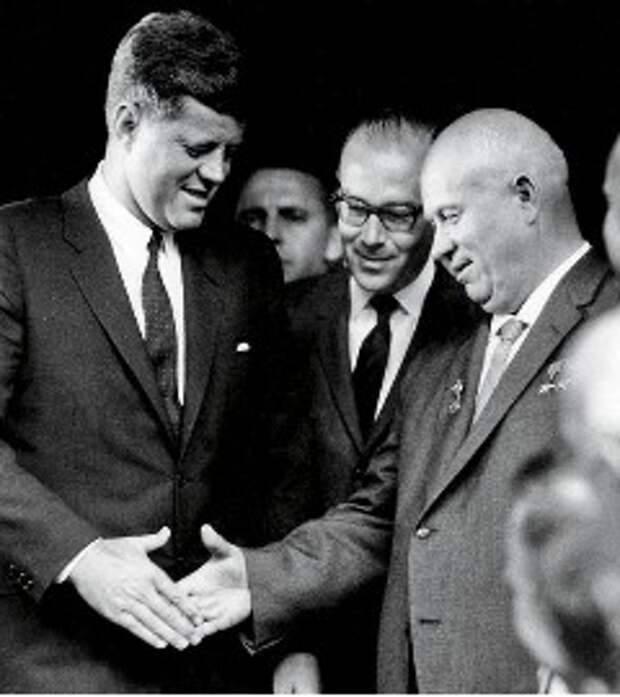 Последствие карибского кризиса для советско кубинских отношений. Хрущев и Кеннеди Карибский кризис. Хрущев и Кеннеди 1962. Карибский кризис 1962 переговоры Хрущева и Кеннеди. Джон Кеннеди Карибский кризис.