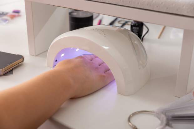 У популярной блогерши отслоились ногти от пальцев во время маникюра в салоне