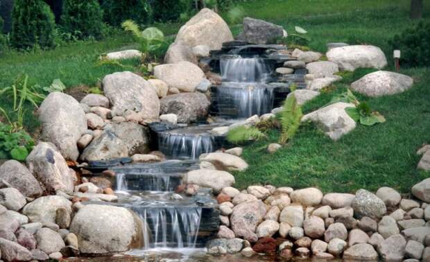 Каскадный водопад, сложенный из камней разной формы.
