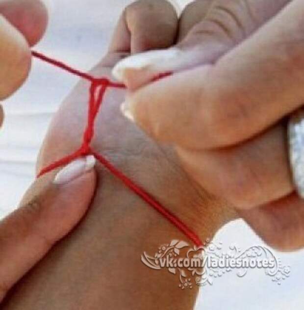 Как правильно завязывать нитку. Шелковая нитка на запястье. Узлы для нитки на запястье. Узел для красной нити. Красная нить с узелками.