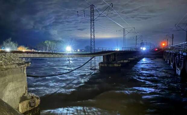 Рушатся мосты, уходят под воду дома, подстанции: Северный Кавказ смывает крупнейшим наводнением за 100 лет