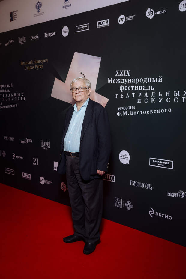 На подмостках: Юлия Хлынина, Олеся Судзиловская и Михаил Пореченков