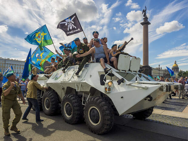 Во время празднования Дня ВДВ на Дворцовой площади в Санкт-Петербурге, 2 августа