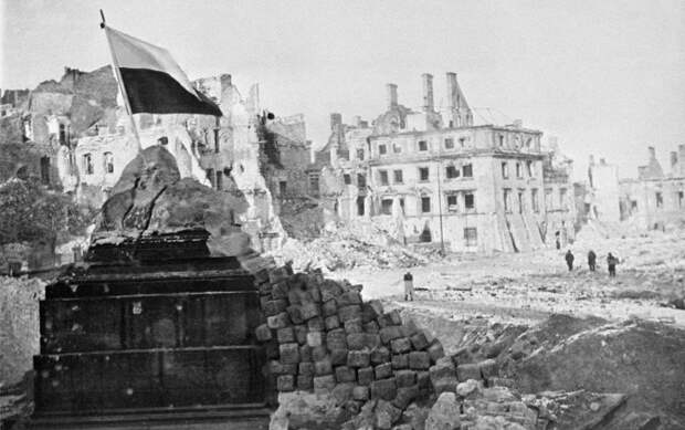 Польский флаг водружен на руинах памятника королю Сигизмунду, февраль 1945 года