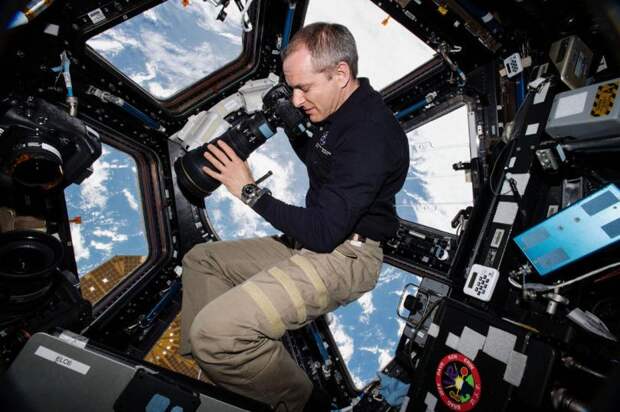 Астронавт Канадского космического агентства Давид Сен-Жак с фотоаппаратом. (Фото NASA):