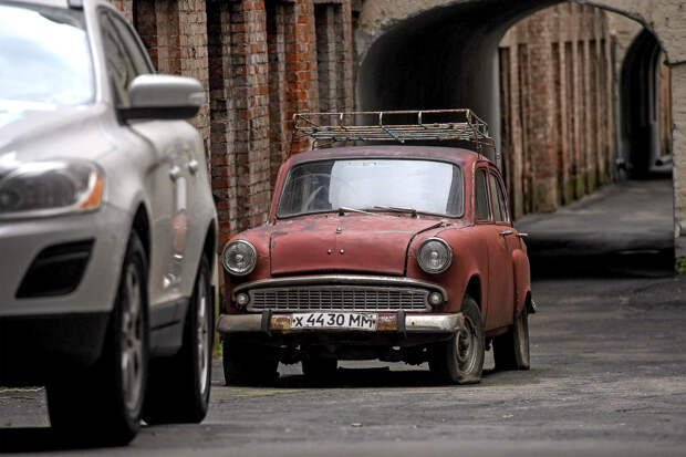 Названы юридические последствия длительного простоя машины во дворе