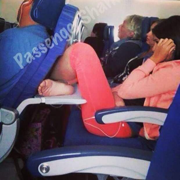 PassengerShaming20 Бывшая стюардесса выкладывает фотографии самых отвратительных пассажиров самолётов