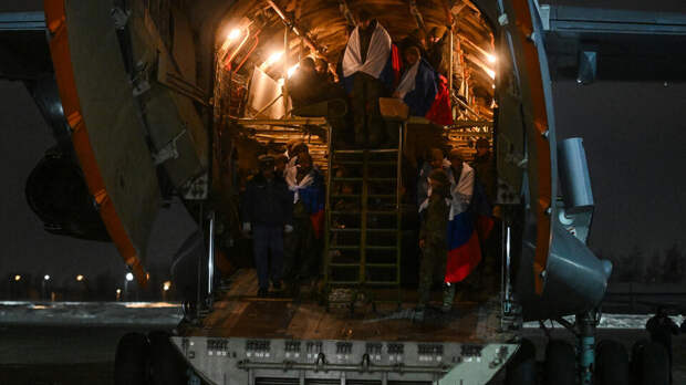 Самолеты с 300 вернувшимися из плена бойцами ВС РФ приземлились в Подмосковье