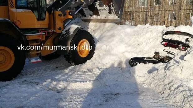 В Мурманске трактор повредил машину, убирая снег