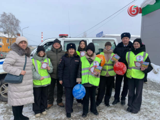 В Свердловской области полицейские совместно с ветеранской организацией и Общественным советом присоединились к Всероссийской акции «8 Марта – В каждый Дом» и «Цветы для автоледи»