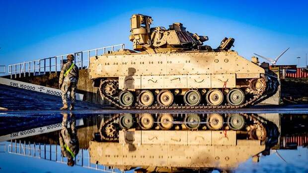 НАТО собирает бронетанковый кулак на границе с Россией