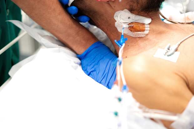 Россиянин поступил в больницу с ОРВИ и умер из-за пробитой артерии