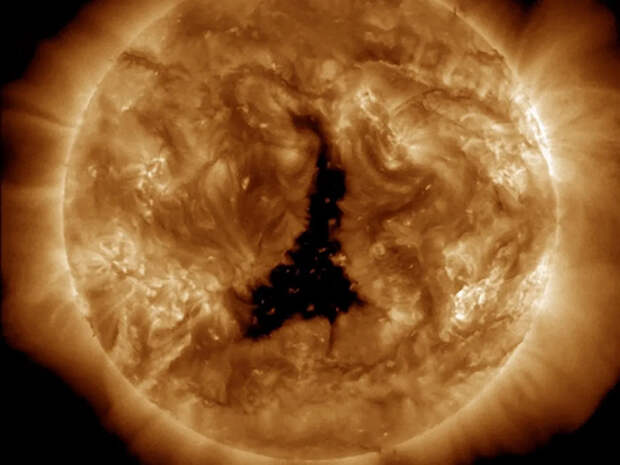 Огромная дыра в 1 млн километров на Солнце встревожила учёных