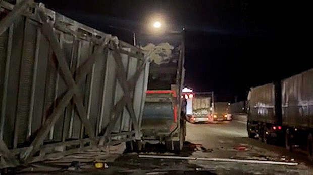 В Ростовской области самосвал снес надземный пешеходный переход