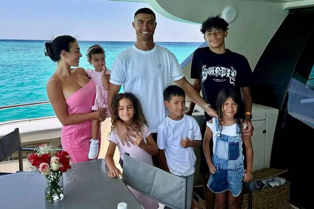 Футболист Криштиану Роналду показал редкое семейное фото