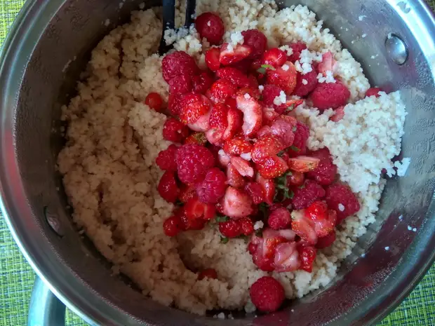 Вкусная ягодный кус-кус на завтрак. Буквально на днях узнала быстрый рецепт. Оказывается, крупу можно не варить