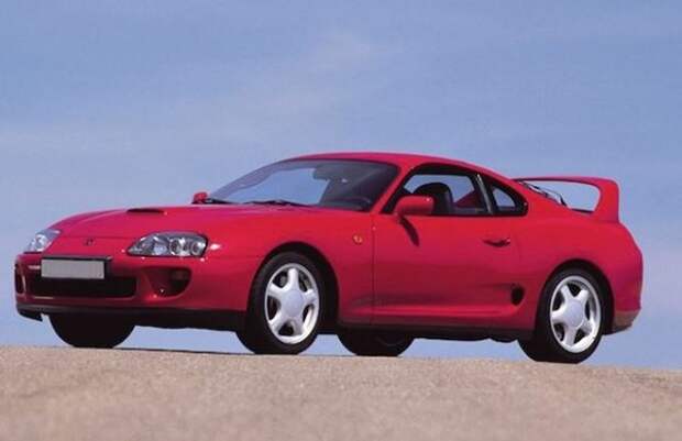 Supra в переводе с латыни означает «выше».  Идея состоит в том, чтобы показать, что автомобиль превосходит своих конкурентов более высокого класса - Porsche 911 Turbo и Aston Martin DB7, с которыми его сравнивают при выходе на рынок. 