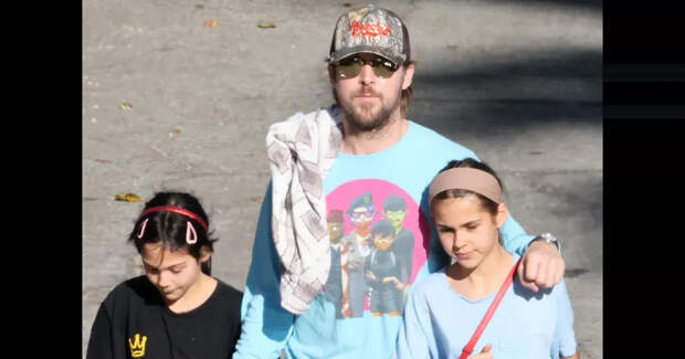 Райана Гослинга впервые за долгое время засняли с дочерьми от Евы Мендес