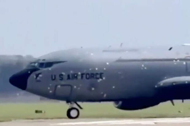 В Британии заметили изрешеченный осколками американский самолет