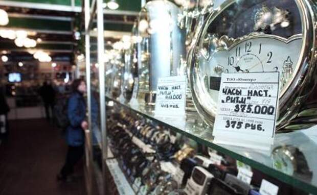 На фото: ценники с "новыми" и "старыми" ценами в витринах магазинов на новом Арбате, 28 ноября 1997 года