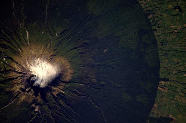 Вулкан Таранаки в Новой Зеландии астронавт, земля, космос, красота, мкс, планета, природа, фотография