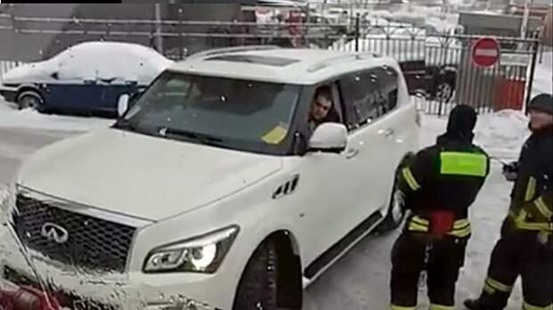 Картинки по запросу Водитель Infiniti не пропустил две пожарных машины и скорую в Москве