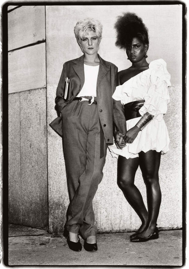 Пара лесбиянок, Нью-Йорк, 1981 год. Автор: Amy Arbus.