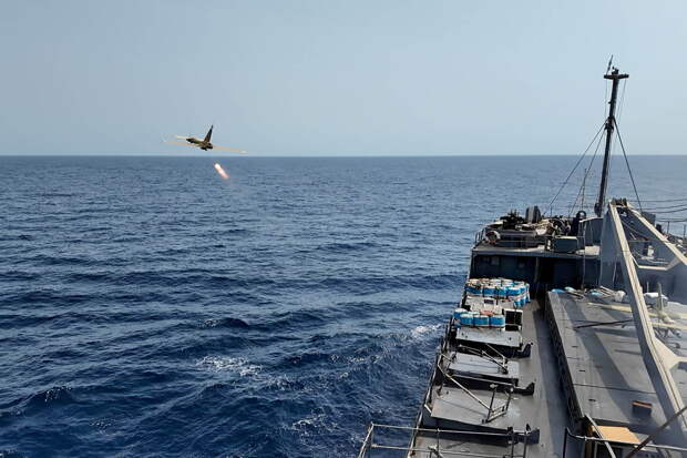 США сбили дрон Ирана около авианосца, а Тегеран пытался задержать американский танкер. Конфликт обостряется накануне переговоров