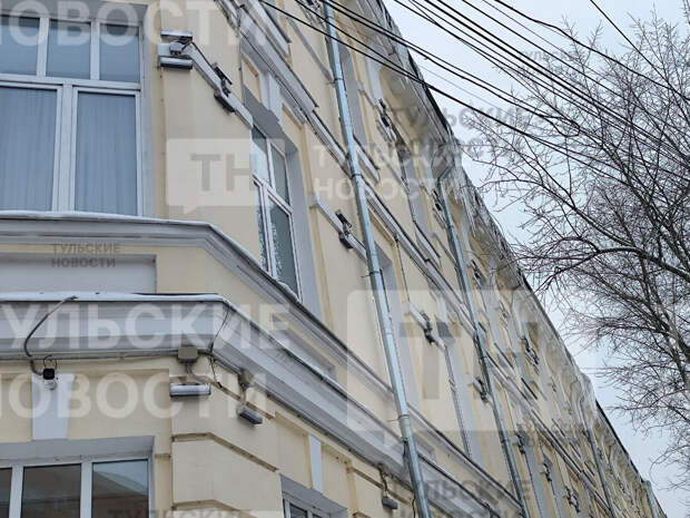 Туляки заметили гигантские сосульки на здании Арбитражного суда