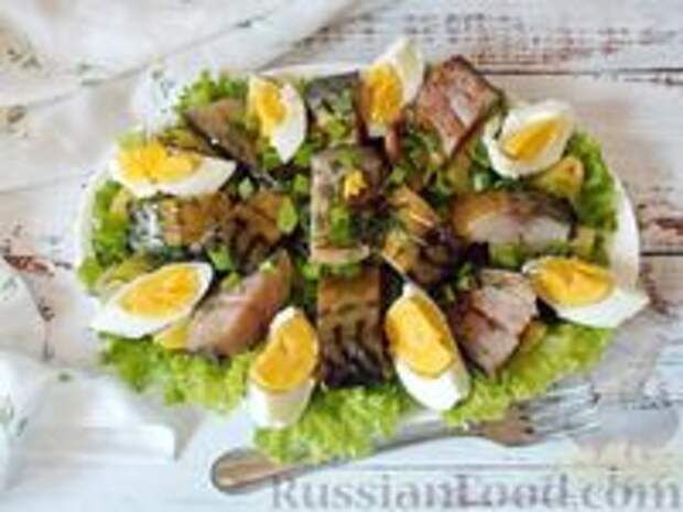 Фото к рецепту: Салат с картофелем, копченой скумбрией и яйцами