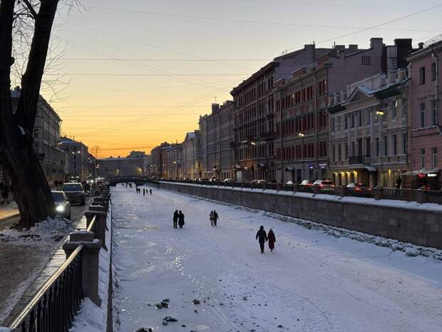 Пересекавший Неву по льду футболист чуть не утонул