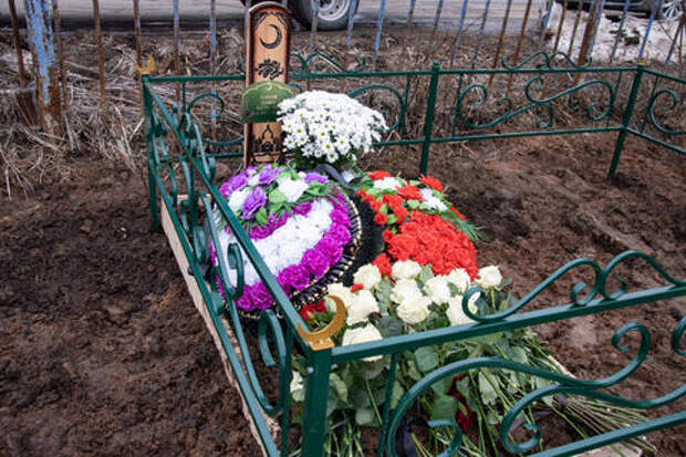 Могилы стали сползать по склону: оползень разрушил захоронения на кладбище в Сочи