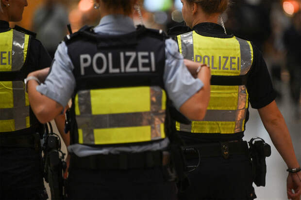 Изнасиловавший 13-летнюю сестру пассажир самолета попал под арест в аэропорту