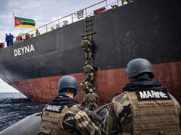 Флот Франции совершил абордаж танкера Deyna в западной части Средиземного моря