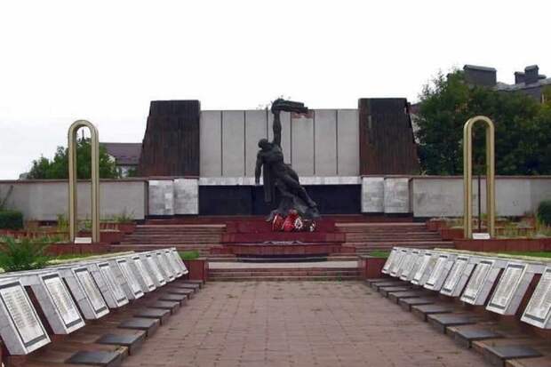 На Украине памятник нацистам поставят на братской могиле советских воинов