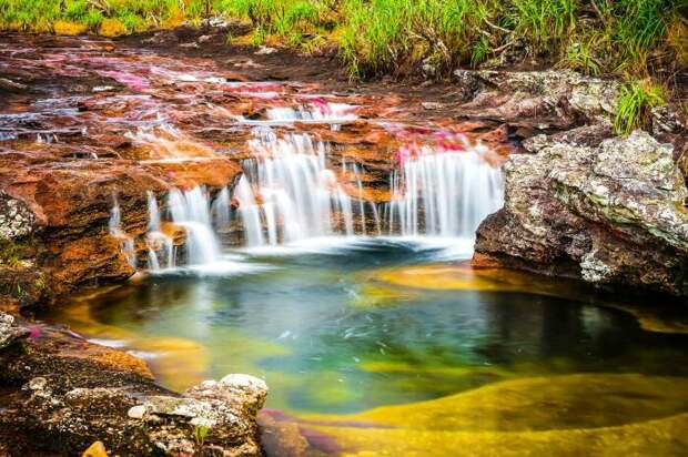 На реке есть живописные мини-водопады. /Фото:fodors.com
