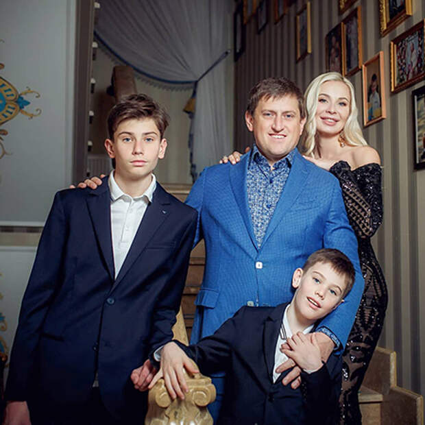 Екатерина Нишанова с мужем и детьми