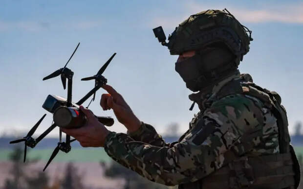 Показаны кадры парной работы FPV-дронов по пехоте ВСУ в районе Антоновского моста