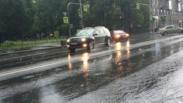 Водителей Москвы призвали соблюдать дистанцию на дорогах из-за дождя и ветра