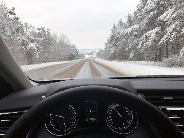 Движение по трассе зимой требует от водителя максимальной концентрации и осторожности.