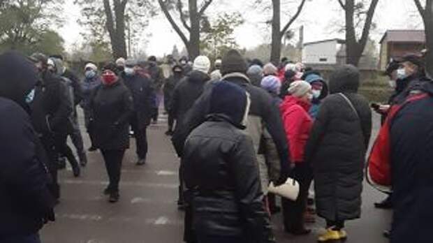 Предприниматели в Черновцах заблокировали трассу с требованием отменить карантин выходного дня