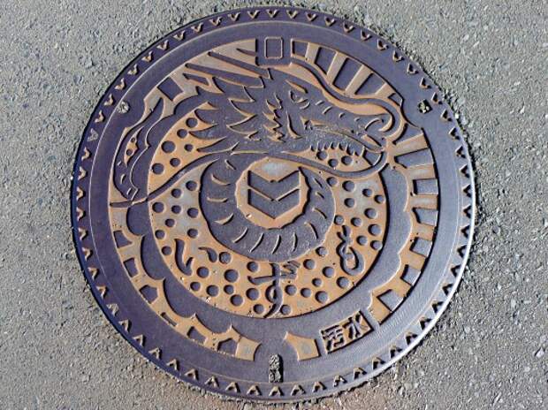 Необычные крышки люков на дорогах в Японии